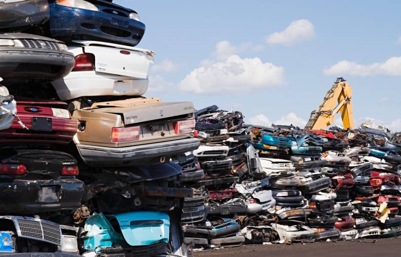 picture displaying scrapped cars in a car scrapyard